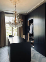 Luxe inloopkast met maatwerkkasten en chandelier-L4 Elvire-woonkamer-Luxe inloopkast met maatwerk & chandelier | STUDIO L4 Interieur-OBLY