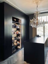 Luxe inloopkast met maatwerkkasten en chandelier-L4 Elvire-woonkamer-Luxe inloopkast met maatwerk & chandelier | STUDIO L4 Interieur-OBLY