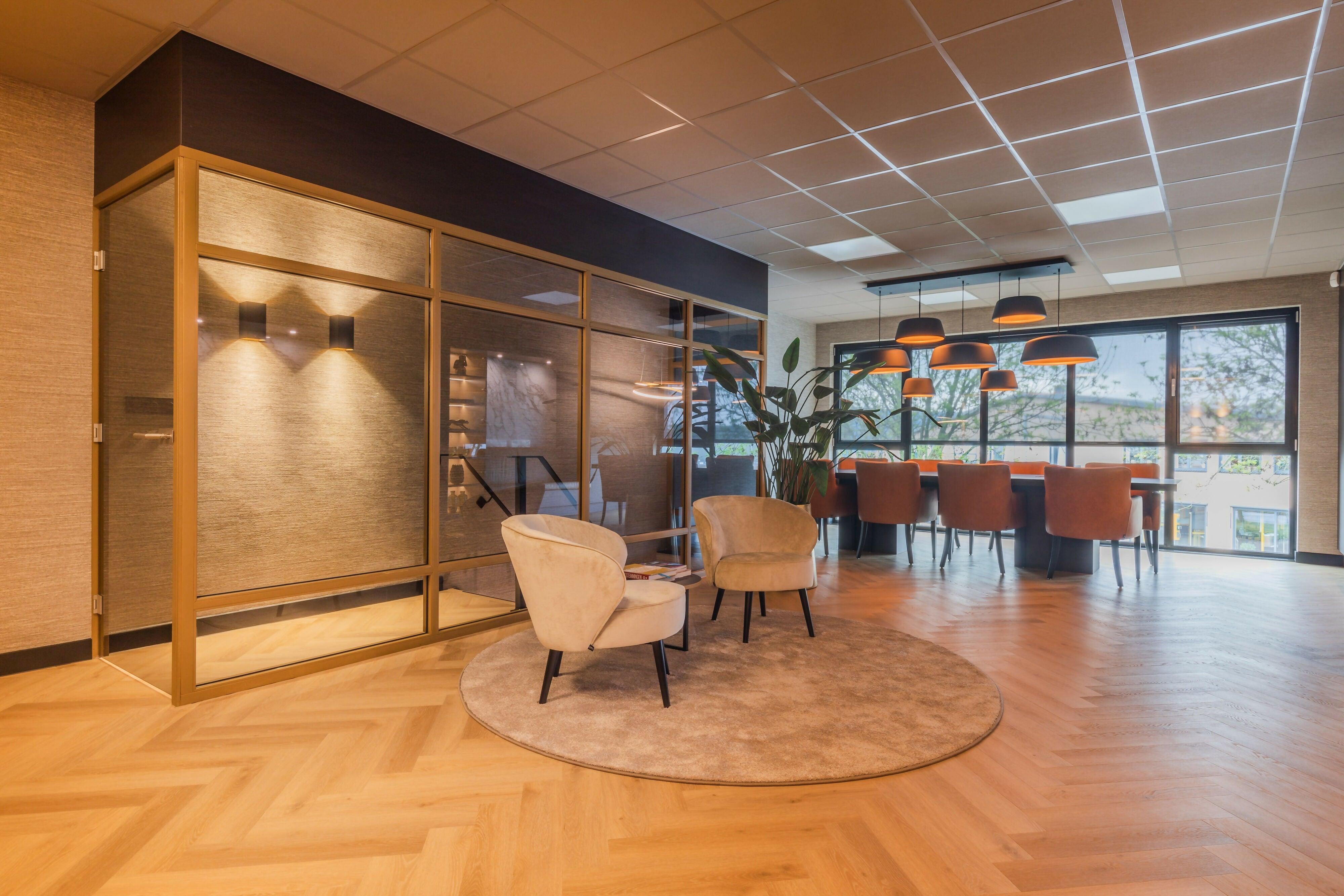 Luxe kantoorinterieur met marmer en visgraatvloer-MH Interieurdesign-Commercieel interieur,Hospitality design,Interieur,kantoorinterieur,Luxe interieur,maatwerk kast,Marmer,Moderne kantoorruimte,visgraatvloer,Werkplek-Luxe kantoorinterieur | MH Interieurdesign-OBLY