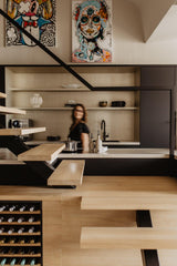 Luxe loft in oude textielfabriek met maatwerk keuken en designtrap-Met Danique-1573 Hout,Beetje.home,designtrap,exclusieve woning,Geldrop,Gietvloer,Industrieel wonen,Interieurontwerp,Kookeiland,loft,Loft interieur,luxe badkamer,Luxe loft,maatwerk keuken,MetDanique,oude textielfabriek,ribbelglas,wijnrek,zwarte keuken-OBLY