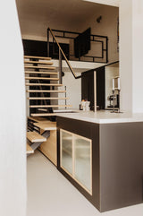 Luxe loft in oude textielfabriek met maatwerk keuken en designtrap-Met Danique-1573 Hout,Beetje.home,designtrap,exclusieve woning,Geldrop,Gietvloer,Industrieel wonen,Interieurontwerp,Kookeiland,loft,Loft interieur,luxe badkamer,Luxe loft,maatwerk keuken,MetDanique,oude textielfabriek,ribbelglas,wijnrek,zwarte keuken-OBLY