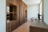 Luxe maatwerk keuken in donker eiken met kookeiland-Len meubelen-Donker eiken keuken,Donkere keuken,Eiken keuken,Greeploze keuken,Keuken,Kookeiland,Marmeren werkblad,Wijnklimaatkast-OBLY