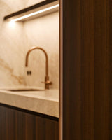 Luxe maatwerk keuken met donkere houtafwerking-voermans-design keuken,donker houten keuken,Keuken,luxe keuken,maatwerk keuken,moderne keuken-Luxe maatwerk keuken met kookeiland | Donker hout interieur-OBLY