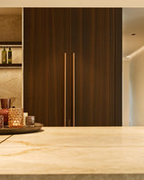 Luxe maatwerk keuken met donkere houtafwerking-voermans-design keuken,donker houten keuken,Keuken,luxe keuken,maatwerk keuken,moderne keuken-Luxe maatwerk keuken met kookeiland | Donker hout interieur-OBLY
