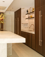 Luxe maatwerk keuken met donkere houtafwerking-voermans-design keuken,donker houten keuken,Keuken,luxe keuken,maatwerk keuken,moderne keuken-Luxe maatwerk keuken met kookeiland | Donker hout interieur-OBLY