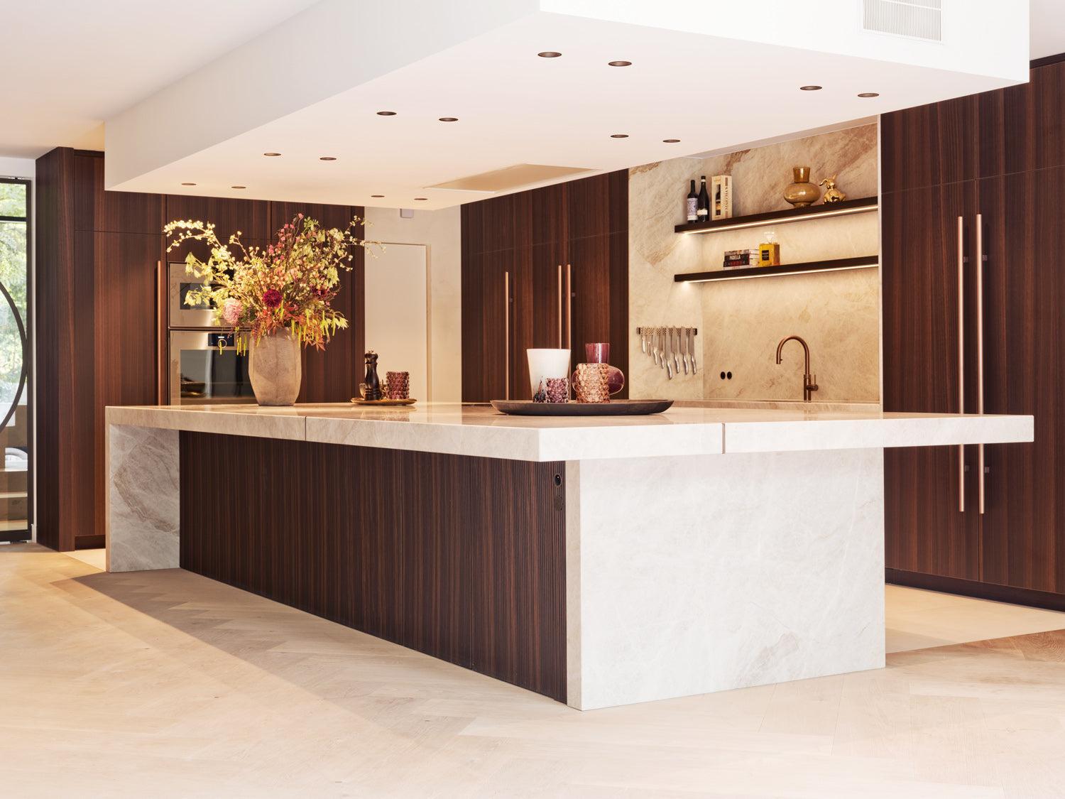 Luxe maatwerk keuken met donkere houtafwerking-voermans-design keuken,donker houten keuken,Keuken,luxe keuken,maatwerk keuken,moderne keuken-Luxe maatwerk keuken met kookeiland | Donker hout interieur-OBLY