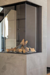 Luxe modern interieur met maatwerk kastenwand en haard-studio stylez-design-interieur,donkere-materialen,doorkijkhaard,glazen-deuren,high-end-interieur,luxe-interieur,maatwerk-kastenwand,modern-interieur,zwarte-kozijnen-Luxe modern interieur met maatwerk kastenwand-OBLY
