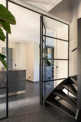 Luxe modern interieur met maatwerk kastenwand en haard-studio stylez-design-interieur,donkere-materialen,doorkijkhaard,glazen-deuren,high-end-interieur,luxe-interieur,maatwerk-kastenwand,modern-interieur,zwarte-kozijnen-Luxe modern interieur met maatwerk kastenwand-OBLY