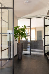 Luxe modern interieur met maatwerk kastenwand en haard-studio stylez-design-interieur,donkere-materialen,doorkijkhaard,glazen-deuren,high-end-interieur,luxe-interieur,maatwerk-kastenwand,modern-interieur,zwarte-kozijnen-Luxe modern interieur met maatwerk kastenwand-OBLY