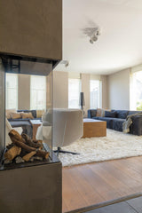 Luxe modern interieur met maatwerk kastenwand en haard-studio stylez-design-interieur,donkere-materialen,doorkijkhaard,glazen-deuren,high-end-interieur,luxe-interieur,maatwerk-kastenwand,modern-interieur,zwarte-kozijnen-Luxe modern interieur met maatwerk kastenwand-OBLY