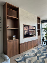 Luxe tv-wand op maat met notenhout en open vakken-JJ interieurs-designinterieur,ingebouwde-kast,interieurmaatwerk,luxe-woonkamer,maatwerkkast,notenhout-interieur,tv-wand-op-maat,wandmeubel-op-maat-Luxe tv-wand op maat met notenhout en verlichting-OBLY