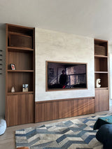 Luxe tv-wand op maat met notenhout en open vakken-JJ interieurs-designinterieur,ingebouwde-kast,interieurmaatwerk,luxe-woonkamer,maatwerkkast,notenhout-interieur,tv-wand-op-maat,wandmeubel-op-maat-Luxe tv-wand op maat met notenhout en verlichting-OBLY