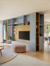 Maatwerk Wandkast met Ensuite Schuifdeur | Witteveen Interieurbouw-WITTEVEEN MEUBEL & INTERIEURBOUW-ensuite schuifdeur,maatwerk wandkast,moderne woonkamer,opbergkast op maat,tv wand op maat-OBLY