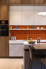 Maatwerk designkeuken met warm hout en natuursteen-Hout en Vorm-design keuken,interieur keuken design,Keuken,maatwerk keuken,natuursteen werkblad-Maatwerk designkeuken met hout en natuursteen-OBLY