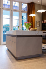 Maatwerk designkeuken met warm hout en natuursteen-Hout en Vorm-design keuken,interieur keuken design,Keuken,maatwerk keuken,natuursteen werkblad-Maatwerk designkeuken met hout en natuursteen-OBLY