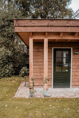 Maatwerk houten tuinhuis met veranda-Bosmaat-buitenverblijf,houtentuinhuis,landelijketuin,maatwerkhoutbouw,robuustehoutconstructie,tuinberging,veranda-Houten Tuinhuis met Veranda en Robuuste Houtconstructie-OBLY