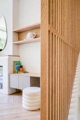 Maatwerk interieur met houten lattenwand en haard-studio stylez-design-interieur,eiken-vloer,haardombouw,houtaccenten,houten-lattenwand,interieur-op-maat,lattenwand,maatwerk-interieur,maatwerk-kastenwand,moderne-woning,visgraat-vloer,Woonkamer-Maatwerk interieur met houten lattenwand-OBLY
