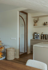 Maatwerk keuken met houten boogdeur-archidoors-Boogdeur,Boogdeur met glas,eiken,Eiken keuken,eikendesign,Houten binnendeur,Houten boogdeur,interieur design,Interieurproject,Keuken,Keuken inspiratie,Keuken op maat,Minimalistisch interieur,Totaalconcept-OBLY