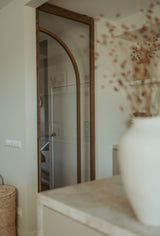 Maatwerk keuken met houten boogdeur-archidoors-Boogdeur,Boogdeur met glas,eiken,Eiken keuken,eikendesign,Houten binnendeur,Houten boogdeur,interieur design,Interieurproject,Keuken,Keuken inspiratie,Keuken op maat,Minimalistisch interieur,Totaalconcept-OBLY