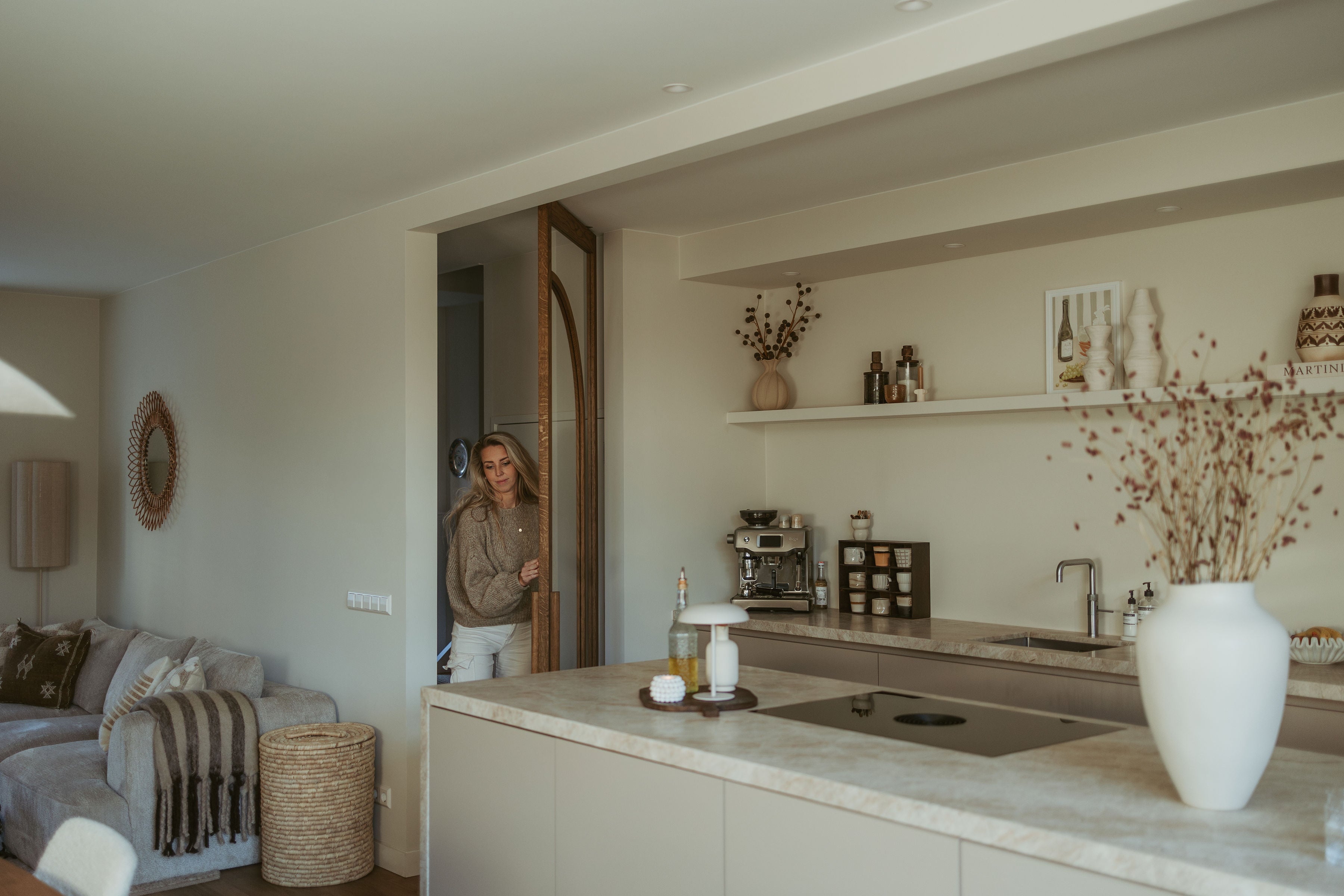 Maatwerk keuken met houten boogdeur-archidoors-Boogdeur,Boogdeur met glas,eiken,Eiken keuken,eikendesign,Houten binnendeur,Houten boogdeur,interieur design,Interieurproject,Keuken,Keuken inspiratie,Keuken op maat,Minimalistisch interieur,Totaalconcept-OBLY