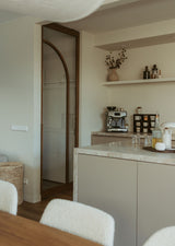 Maatwerk keuken met houten boogdeur-archidoors-Boogdeur,Boogdeur met glas,eiken,Eiken keuken,eikendesign,Houten binnendeur,Houten boogdeur,interieur design,Interieurproject,Keuken,Keuken inspiratie,Keuken op maat,Minimalistisch interieur,Totaalconcept-OBLY