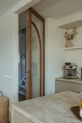 Maatwerk keuken met houten boogdeur-archidoors-Boogdeur,Boogdeur met glas,eiken,Eiken keuken,eikendesign,Houten binnendeur,Houten boogdeur,interieur design,Interieurproject,Keuken,Keuken inspiratie,Keuken op maat,Minimalistisch interieur,Totaalconcept-OBLY