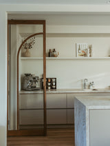 Maatwerk keuken met houten boogdeur-archidoors-Boogdeur,Boogdeur met glas,eiken,Eiken keuken,eikendesign,Houten binnendeur,Houten boogdeur,interieur design,Interieurproject,Keuken,Keuken inspiratie,Keuken op maat,Minimalistisch interieur,Totaalconcept-OBLY