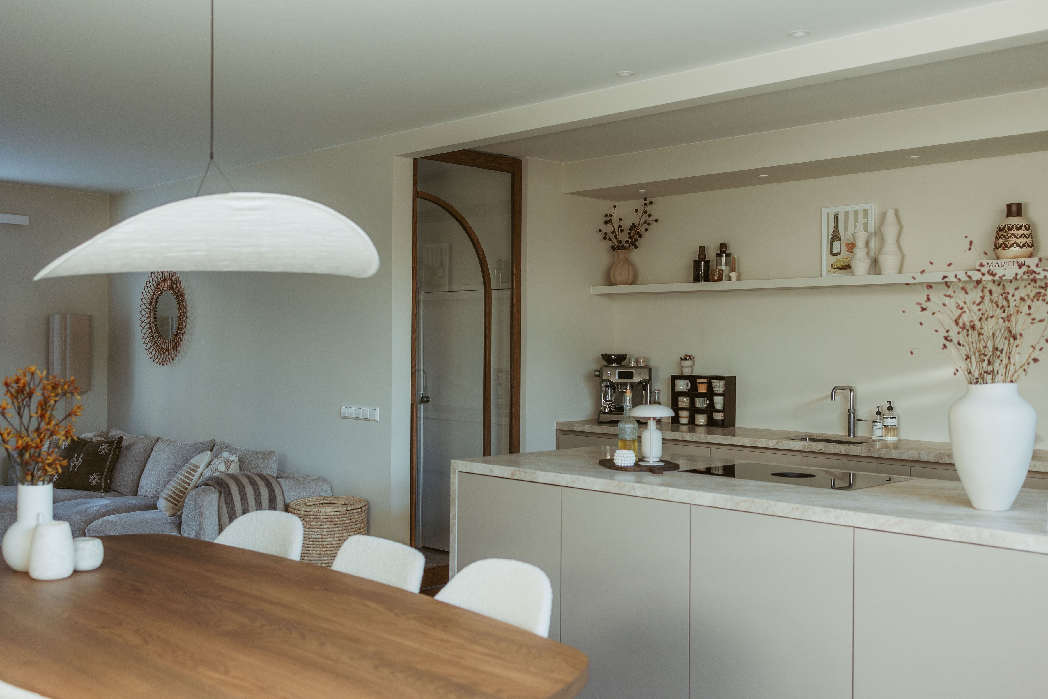 Maatwerk keuken met houten boogdeur-archidoors-Boogdeur,Boogdeur met glas,eiken,Eiken keuken,eikendesign,Houten binnendeur,Houten boogdeur,interieur design,Interieurproject,Keuken,Keuken inspiratie,Keuken op maat,Minimalistisch interieur,Totaalconcept-OBLY