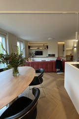 Maatwerk keuken met kookeiland-Lin design-appartement-interieur,appartement-renovatie,interieur-renovatie,keuken-verplaatsen,nieuwe-indeling-appartement,open-keuken,renovatie-keizersgracht,woning-verbouwing,woonkamer-interieur-extra slaapkamer en nieuwe indeling appartement-OBLY