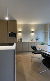 Maatwerk keuken met kookeiland-Lin design-appartement-interieur,appartement-renovatie,interieur-renovatie,keuken-verplaatsen,nieuwe-indeling-appartement,open-keuken,renovatie-keizersgracht,woning-verbouwing,woonkamer-interieur-extra slaapkamer en nieuwe indeling appartement-OBLY