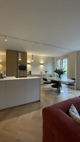Maatwerk keuken met kookeiland-Lin design-appartement-interieur,appartement-renovatie,interieur-renovatie,keuken-verplaatsen,nieuwe-indeling-appartement,open-keuken,renovatie-keizersgracht,woning-verbouwing,woonkamer-interieur-extra slaapkamer en nieuwe indeling appartement-OBLY