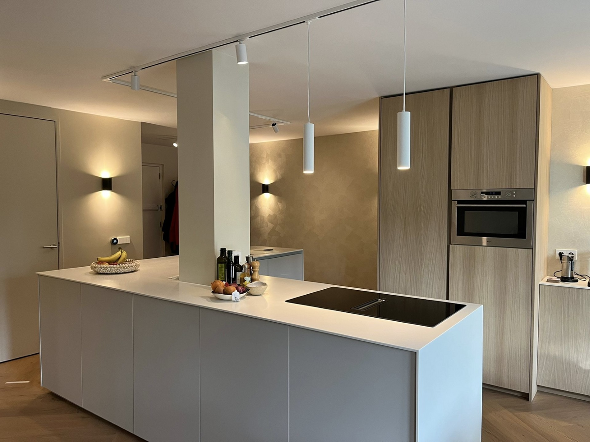 Maatwerk keuken met kookeiland-Lin design-appartement-interieur,appartement-renovatie,interieur-renovatie,keuken-verplaatsen,nieuwe-indeling-appartement,open-keuken,renovatie-keizersgracht,woning-verbouwing,woonkamer-interieur-extra slaapkamer en nieuwe indeling appartement-OBLY