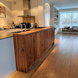 Maatwerk keuken met walnoothouten bar en witte kastenwand-klaverkasten-houten bar,keuken met bar,maatwerk interieurbouw,maatwerk keuken,witte keuken-Maatwerk keuken met walnoothouten bar en witte kasten-OBLY