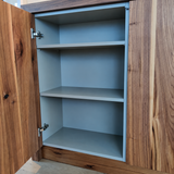 Maatwerk keuken met walnoothouten bar en witte kastenwand-klaverkasten-houten bar,keuken met bar,maatwerk interieurbouw,maatwerk keuken,witte keuken-Maatwerk keuken met walnoothouten bar en witte kasten-OBLY