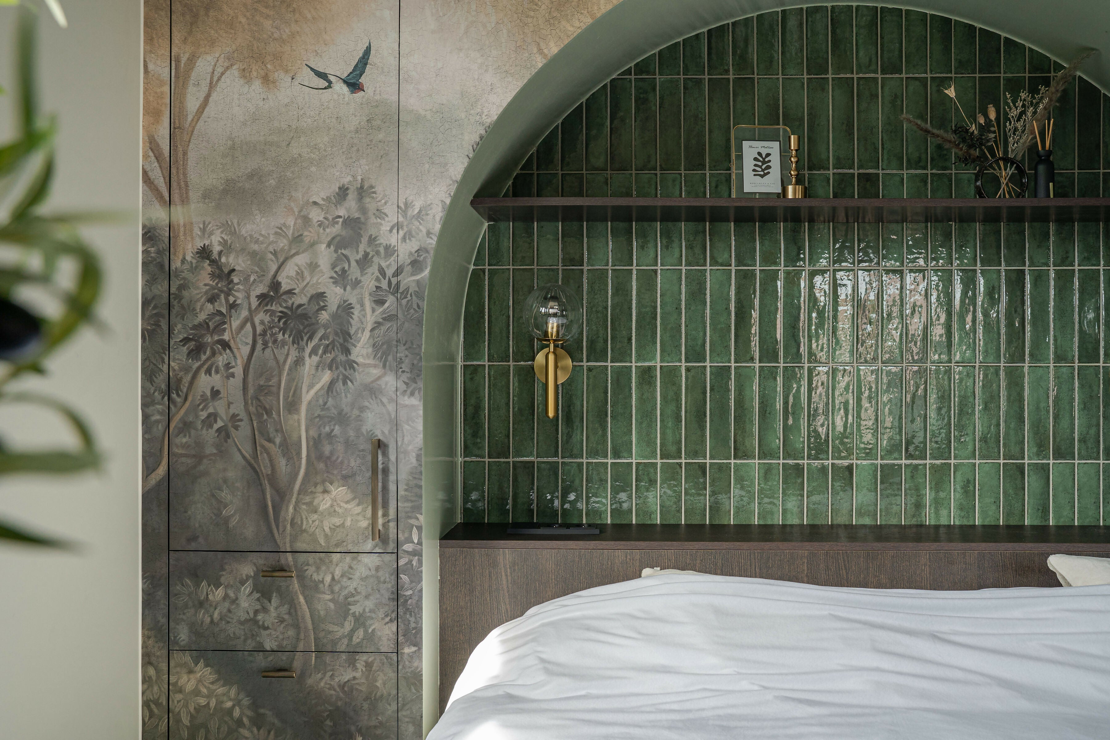 Maatwerk slaapkamer met boognis en geïntegreerde opbergruimte-BVDK maatwerk-design slaapkamer met nis en behang,Geïntegreerde kasten,ingebouwde kasten naast bed,luxe maatwerk slaapkamer interieur,Maatwerk slaapkamer,maatwerk slaapkamer kast,Slaapkamer,slaapkamer met boog nis-Maatwerk Boognis met Geïntegreerde Kasten in Slaapkamer-OBLY