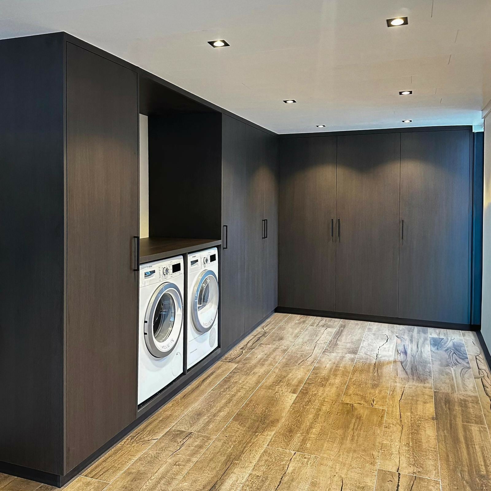Maatwerk wasruimte met strakke kastenwand-BVDK maatwerk-Kastenwand,Maatwerk kasten,maatwerk kastenwand wasruimte,maatwerk wasruimte kast,moderne wasruimte met opbergruimte,wasmachine kast op maat,Wasruimte,wasruimte met kastenwand-Maatwerk Wasruimte met Kastenwand & Wasmachine-OBLY