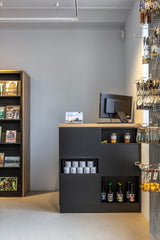 Maatwerk winkelinterieur met luxe presentatiekasten-Witteveen interieur architecten-commerciële inrichting,interieur voor winkel,luxe winkelontwerp,maatwerk winkelmeubilair,presentatiekasten,retail interieur,vitrinekast op maat,winkelinrichting op maat-Maatwerk Winkelinterieur met Luxe Presentatiekasten-OBLY