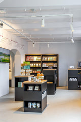 Maatwerk winkelinterieur met luxe presentatiekasten-Witteveen interieur architecten-commerciële inrichting,interieur voor winkel,luxe winkelontwerp,maatwerk winkelmeubilair,presentatiekasten,retail interieur,vitrinekast op maat,winkelinrichting op maat-Maatwerk Winkelinterieur met Luxe Presentatiekasten-OBLY