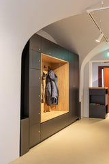 Maatwerk winkelinterieur met luxe presentatiekasten-Witteveen interieur architecten-commerciële inrichting,interieur voor winkel,luxe winkelontwerp,maatwerk winkelmeubilair,presentatiekasten,retail interieur,vitrinekast op maat,winkelinrichting op maat-Maatwerk Winkelinterieur met Luxe Presentatiekasten-OBLY
