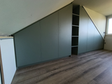 Maatwerk zolderkast met schuine wanden en strak design-woodendream-minimalistisch design,moderne interieuroplossing,schuine wand kast,slimme opbergruimte,zolderkast-Maatwerk zolderkast met schuine wand en modern design-OBLY