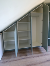 Maatwerk zolderkast met schuine wanden en strak design-woodendream-minimalistisch design,moderne interieuroplossing,schuine wand kast,slimme opbergruimte,zolderkast-Maatwerk zolderkast met schuine wand en modern design-OBLY