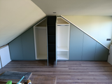 Maatwerk zolderkast met schuine wanden en strak design-woodendream-minimalistisch design,moderne interieuroplossing,schuine wand kast,slimme opbergruimte,zolderkast-Maatwerk zolderkast met schuine wand en modern design-OBLY