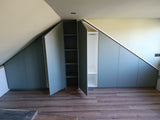 Maatwerk zolderkast met schuine wanden en strak design-woodendream-minimalistisch design,moderne interieuroplossing,schuine wand kast,slimme opbergruimte,zolderkast-Maatwerk zolderkast met schuine wand en modern design-OBLY