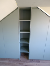 Maatwerk zolderkast met schuine wanden en strak design-woodendream-minimalistisch design,moderne interieuroplossing,schuine wand kast,slimme opbergruimte,zolderkast-Maatwerk zolderkast met schuine wand en modern design-OBLY