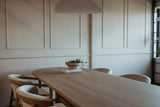 Massief eiken eettafel op maat met bijpassende stoelen en deur-Lijn M-Design eettafel,Eetkamer,Eetkamerstoelen,eettafel,Eiken eettafel op maat,Eiken meubel,Houten binnendeur,Houten eettafel,Interieur,Interieurontwerp,Interieurproject,Maatwerk,Maatwerk interieur,Massief eiken eettafel,Moderne eetkamer,Organische eettafel,stoelen,Woonkamer-Eiken maatwerk interieur | Tafel, stoelen en deur op maat-OBLY