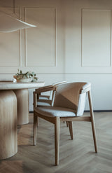 Massief eiken eettafel op maat met bijpassende stoelen en deur-Lijn M-Design eettafel,Eetkamer,Eetkamerstoelen,eettafel,Eiken eettafel op maat,Eiken meubel,Houten binnendeur,Houten eettafel,Interieur,Interieurontwerp,Interieurproject,Maatwerk,Maatwerk interieur,Massief eiken eettafel,Moderne eetkamer,Organische eettafel,stoelen,Woonkamer-Eiken maatwerk interieur | Tafel, stoelen en deur op maat-OBLY