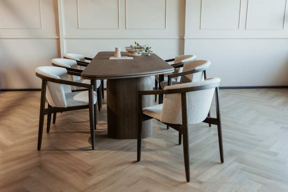 Massief eiken eettafel op maat met bijpassende stoelen en deur-Lijn M-Design eettafel,Eetkamer,Eetkamerstoelen,eettafel,Eiken eettafel op maat,Eiken meubel,Houten binnendeur,Houten eettafel,Interieur,Interieurontwerp,Interieurproject,Maatwerk,Maatwerk interieur,Massief eiken eettafel,Moderne eetkamer,Organische eettafel,stoelen,Woonkamer-Eiken maatwerk interieur | Tafel, stoelen en deur op maat-OBLY