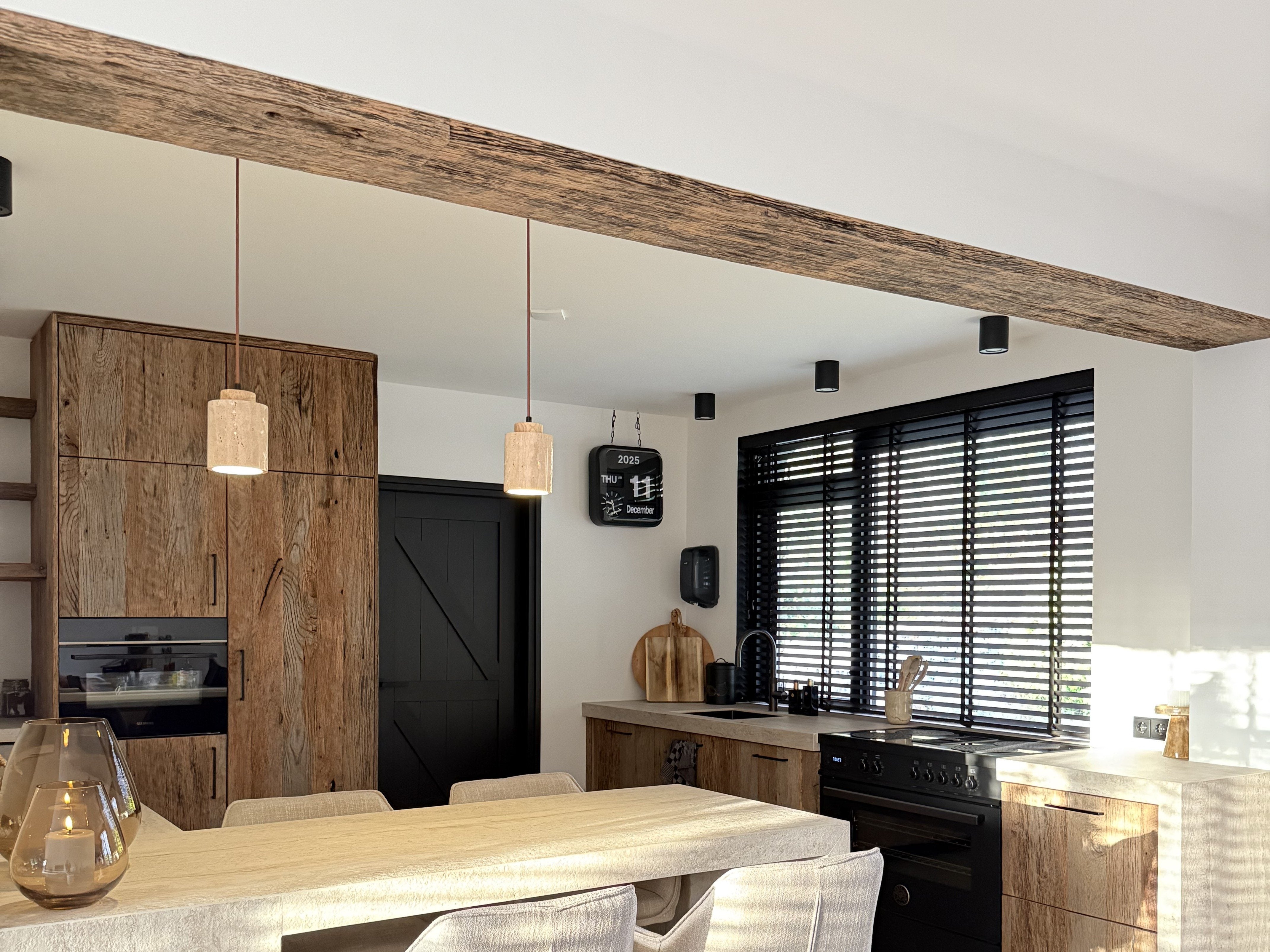Massief houten keuken met keramisch werkblad-Robuust-barnwood-keuken,design-keuken,eiken-keuken,hout,houten-keuken,Interieur,keramisch-werkblad,Keuken,keuken-inspiratie,keuken-op-maat,maatwerk-keuken,massief-houten-keuken,moderne-keuken,robuuste-keuken-OBLY