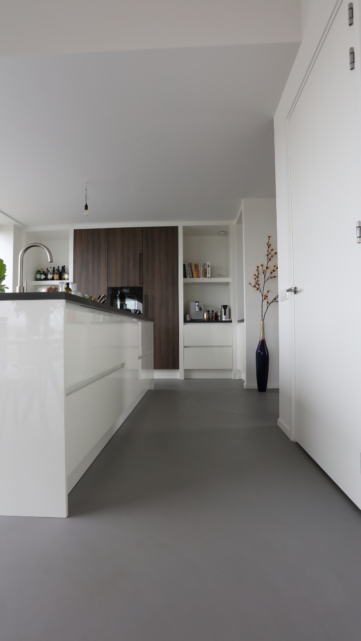 Microcement met levendige uitstraling-Motion gietvloeren-betonlook vloer,Gietvloer,gietvloer woonkamer,Gietvloeren,luxe vloerafwerking,microcement vloer,moderne interieurvloer,Motion Concrete Quartz,naadloze vloer,onderhoudsvriendelijke vloer-Microcement met levendige uitstraling-OBLY