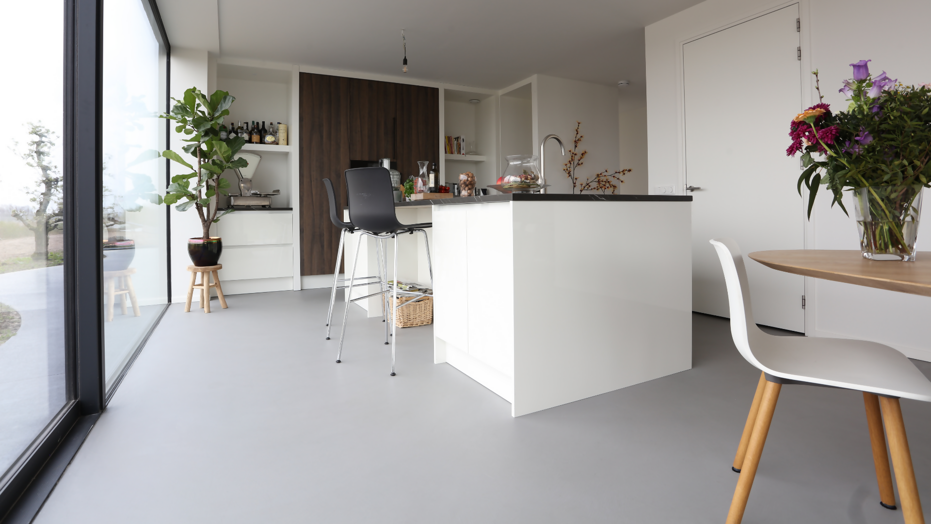 Microcement met levendige uitstraling-Motion gietvloeren-betonlook vloer,Gietvloer,gietvloer woonkamer,Gietvloeren,luxe vloerafwerking,microcement vloer,moderne interieurvloer,Motion Concrete Quartz,naadloze vloer,onderhoudsvriendelijke vloer-Microcement met levendige uitstraling-OBLY